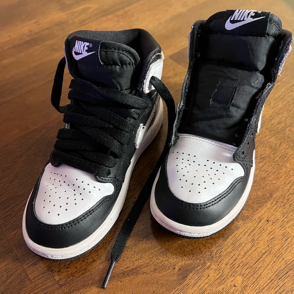 Black and white Sneakerts